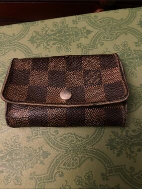 LOUIS VUITTON KEY HOLDER